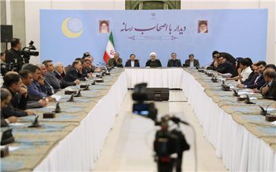 دکتر روحانی در نشست با جمعی از اصحاب رسانه: وحدت فکر و اعتماد به یکدیگر از ملزومات اصلی پیروزی در جنگ اقتصادی آمریکا علیه ایران اسلامی است