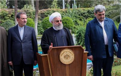 دکتر روحانی به مناسبت روز خبرنگار و در جمع خبرنگاران:خبرنگاران بدون لکنت زبان اگر نقصی در کار دولت بود، را تذکر دهند