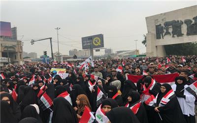 تجمع گسترده معترضان عراقی در میدان التحریر/ ارتش: تا تحقق خواسته‌های مردم کنارشان می‌مانیم