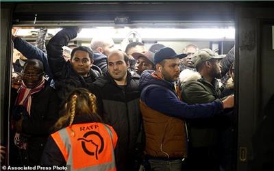 فرانسه در اعتصاب: معلمان، پزشکان، رانندگان قطارها و حتی برج ایفل