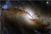 تصویری باشکوه از یک کهکشان مارپیچی میله‌ای