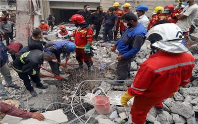 نجات جان 3 مفقودی حادثه ریزش ساختمان آبادان