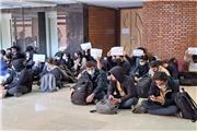 نشستن روی زمین؛ حرکت نمادین دانشجویان دانشگاه شریف برای آزادی هم‌دانشگاهی‌هایشان
