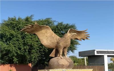 نصب مجسمه عقاب بر سردرب ورودی پایگاه چهارم شکاری دزفول‌ نمادی از دلاوری های تیزپروازان این پایگاه